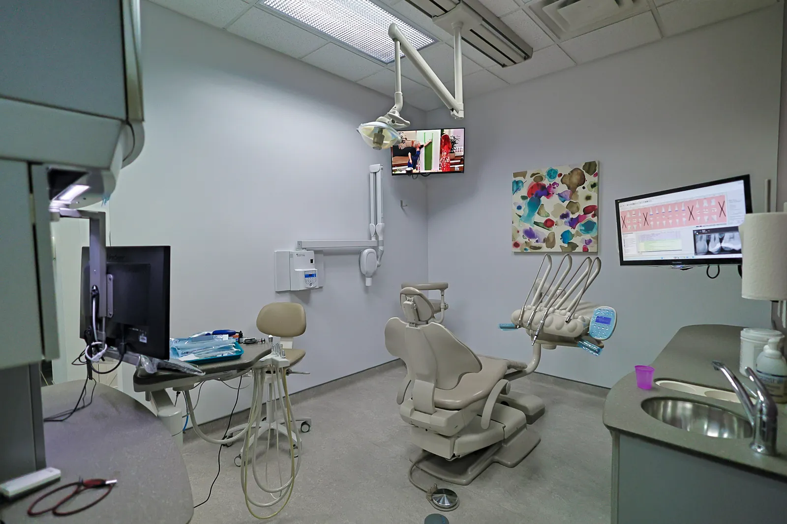 An exam room with digital X-ray display at Amherstburg Dental